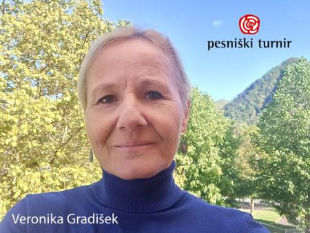 Veronika z logotipom turnirja